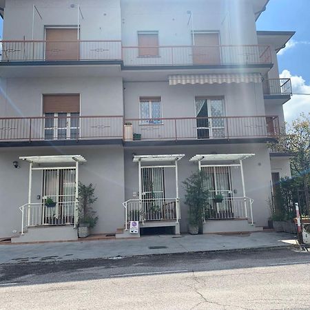 Отель La Terrazza Пескьера-дель-Гарда Экстерьер фото